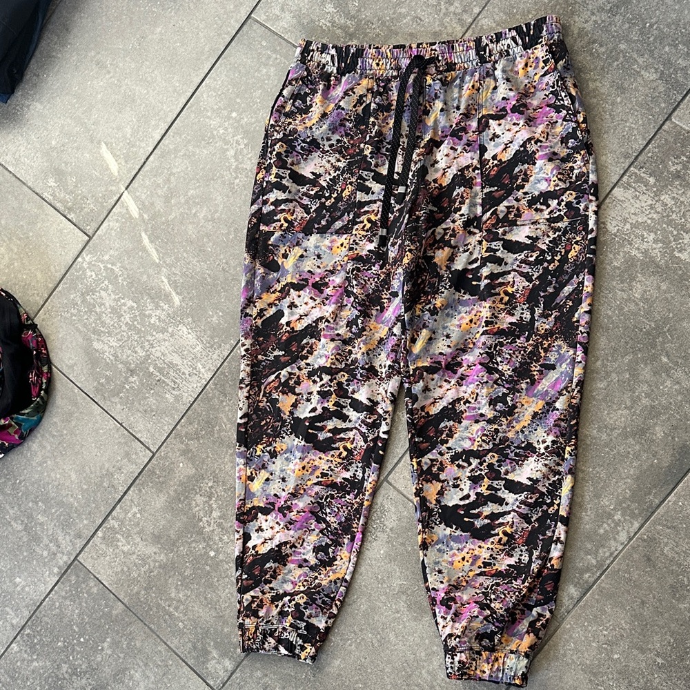 Fabletics Printed Jogger Leggings Women’s Medium Athleisure Pants